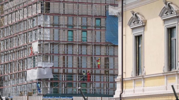 Operai della Caddell risarciti, il Comune ora si occupa della casa e dei corsi d’italiano