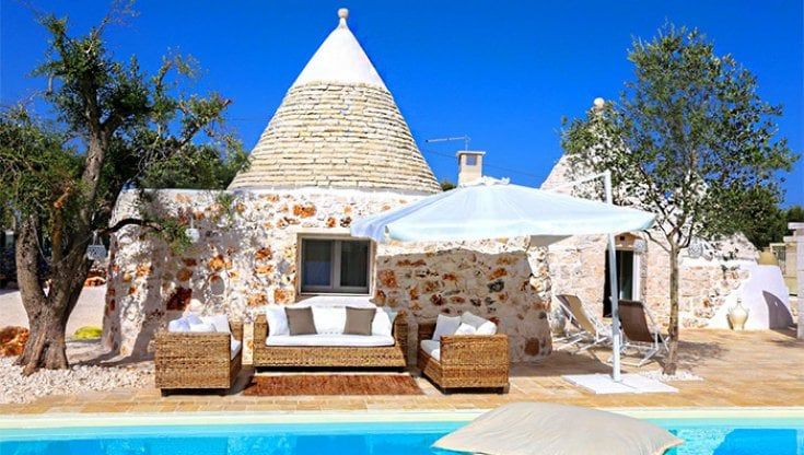 Pasqua in zona rossa, ma in tanti provano a beffare i divieti in Puglia: ecco com'è facile prenotare case sul mare e trulli in lockdown