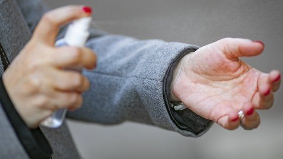 Coronavirus, Amuchina a prezzi stellari, mascherine a 40 euro. Consumatori: "Speculazione vergognosa"