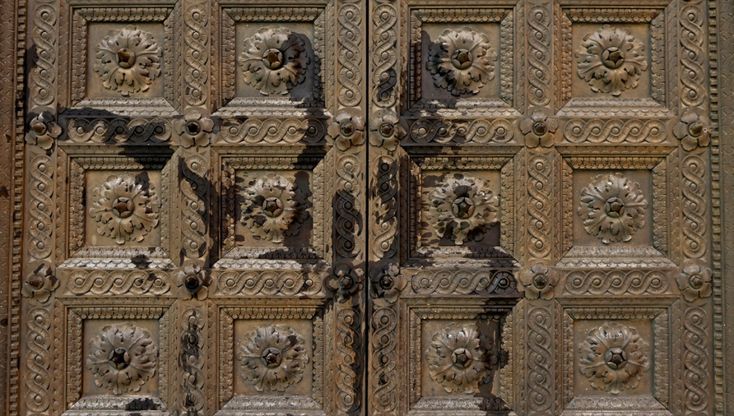 Parma, vandali imbrattano i portoni del Duomo e Battistero - foto 