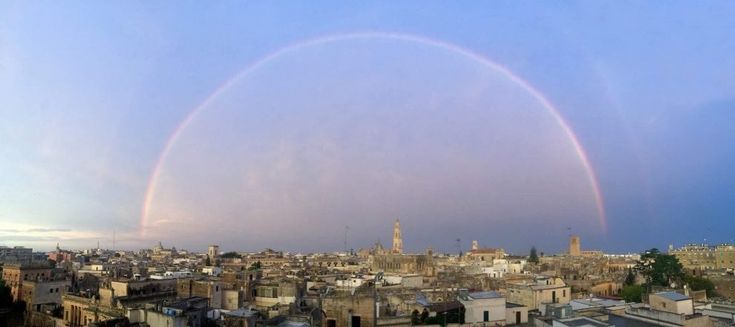 Lo spettacolo dell'arcobaleno perfetto nel cielo di Lecce