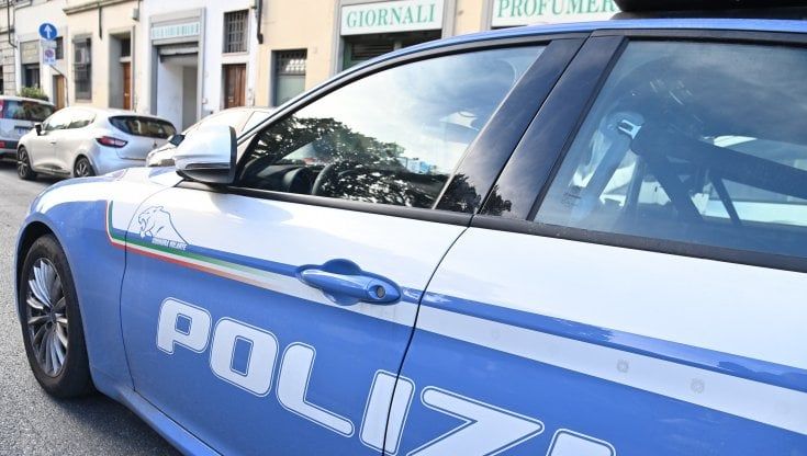 Via Il Prato, cerca soccorso in edicola uomo ferito a coltellate