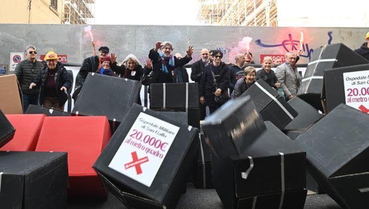 Sit in di protesta coi cubi neri davanti al cantiere del resort nell’ex ospedale in via San Gallo