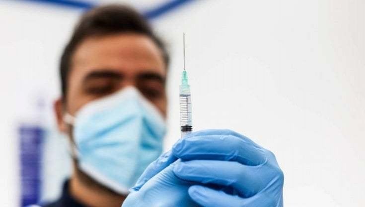 Vaccino anti-coronavirus, la Lombardia rallenta: il rinvio Pfizer taglia 25.740 dosi 