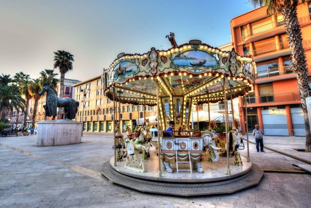 Bari, una giostra dell'800 sul corso: "Salite e venite a conoscere le nuove cure per la SMA" 