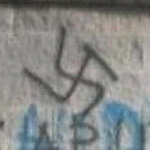 Bologna, svastiche sul muro: fermati coniugi over 50