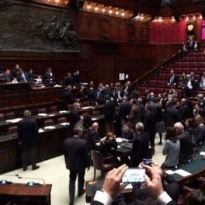 Governo, fiducia alla Camera su dl Imu-Bankitalia. Bagarre M5S, deputati espulsi dal grillino Di Maio