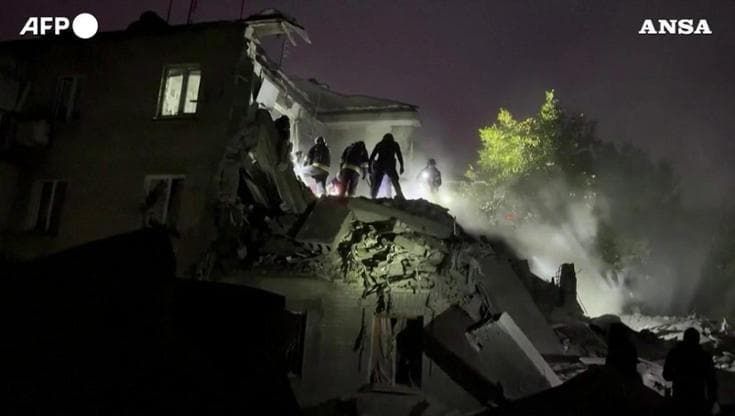 Raid russo distrugge un edificio a Zaporizhzhia: almeno 20 vittime