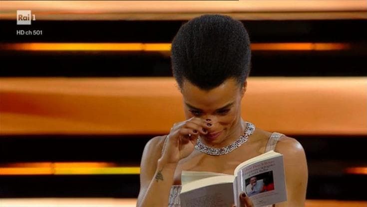 Sanremo 2022, il monologo in lacrime di Lorena Cesarini contro il razzismo: "Per molti resto nera"