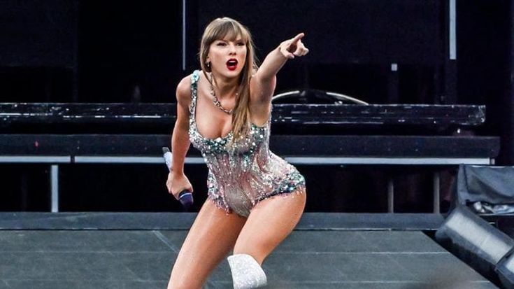 Al concerto di Taylor Swift, tutti stretti nell’illusione di non essere mai cresciuti