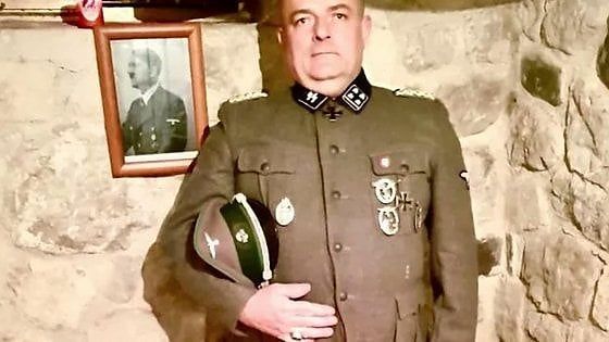 In divisa da nazista con la foto di Hitler. Lo scandalo di un consigliere comunale in Friuli