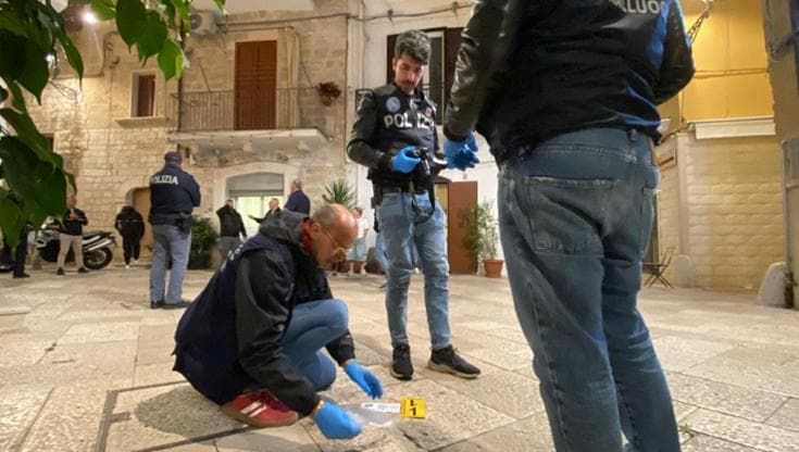 Sparatoria a Bari vecchia, una pistola e una mitraglietta per mostrare chi comanda agli Strisciuglio