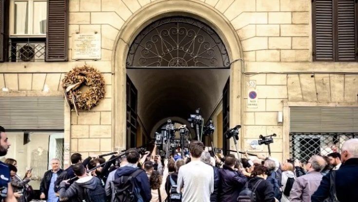 Tutti in via della Scrofa, dove Meloni comanda dalla stanza di Almirante