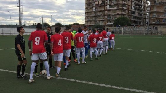 Calcio, a Bari la partita a porte chiuse dura solo un tempo: gli ospiti vanno via "per le minacce"