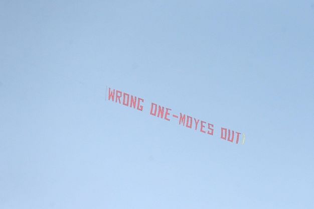 Manchester United, aereo sorvola l'Old Trafford: "Moyes vattene"