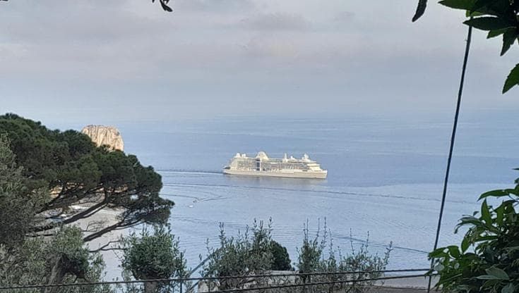 Capri, inchino “vietato” ai Faraglioni: maxi sanzione per la nave da crociera