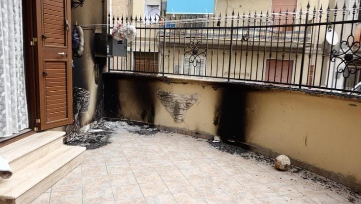 Gela, incendiò la casa dell’assessore per ritorsione all’arresto dei figli, denunciata una donna