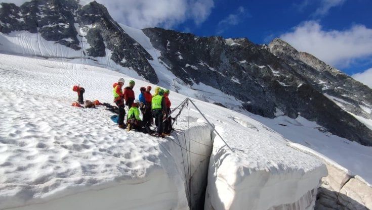 Alpinisti bresciani scivolano sulla Presanella mentre salgono in cordata: salvati dai soccorritori