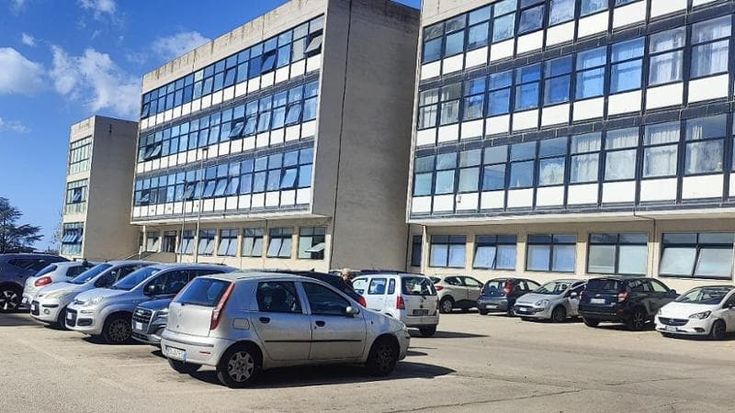 Lecce, all’ospedale Vito Fazzi escalation di furti d’auto: almeno dieci in due mesi. “Più controlli”