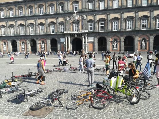 Napoli, tutti in bici per dire no al razzismo