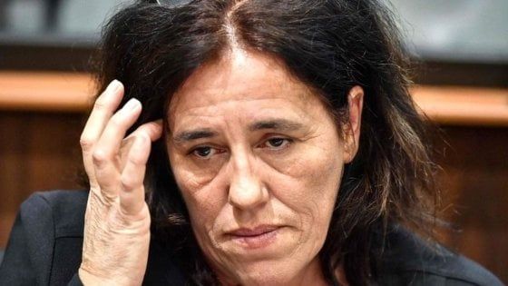 Nasconde la figlia nel bagagliaio per due anni: donna francese a processo