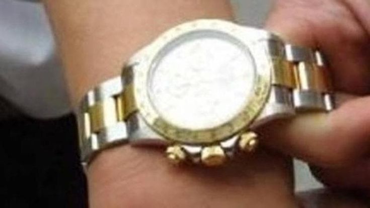 Scippano un orologio da 150mila euro, rincorsi dal proprietario prima e poi dalla Polizia: arrestati