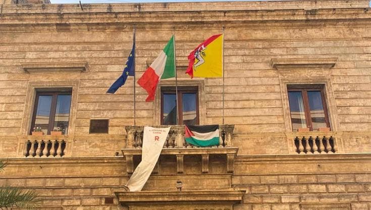 Carini toglie la bandiera palestinese. Il nuovo Consiglio dice sì a quella della pace