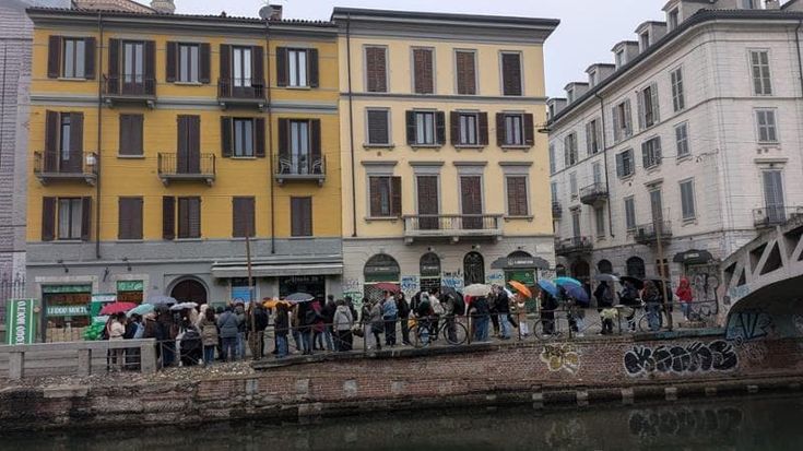 Ore di coda sui Navigli per i libri in regalo: tutti pazzi per l'iniziativa del Libraccio