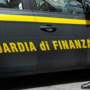 Napoli, nasconde una tonnellata di tabacchi: arrestato contrabbandiere