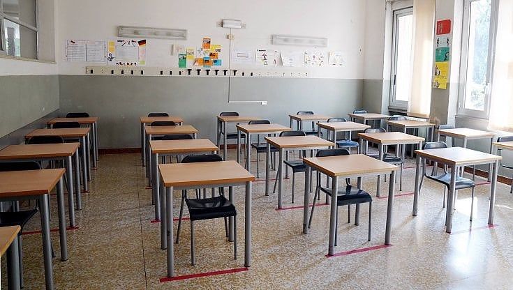 Covid, insegnante positivo: due classi in quarantena a Bari. I genitori protestano: "Bimbi ancora privati della socialità"