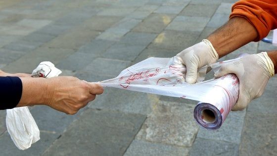 Coronavirus, Iren: fazzoletti, mascherine, guanti vanno gettati nel rifiuto residuo