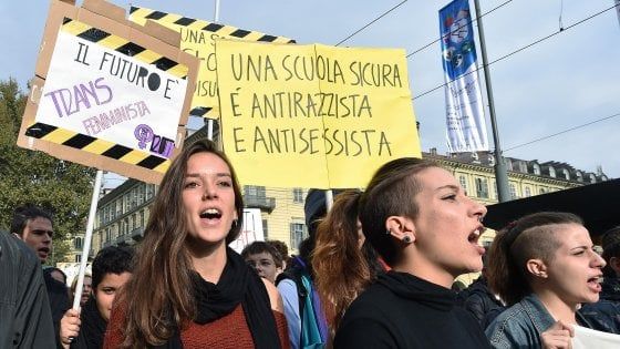 Manichini bruciati, Salvini: "È schifoso". Di Maio: "Non perseguire per vilipendio le ragazze denunciate"