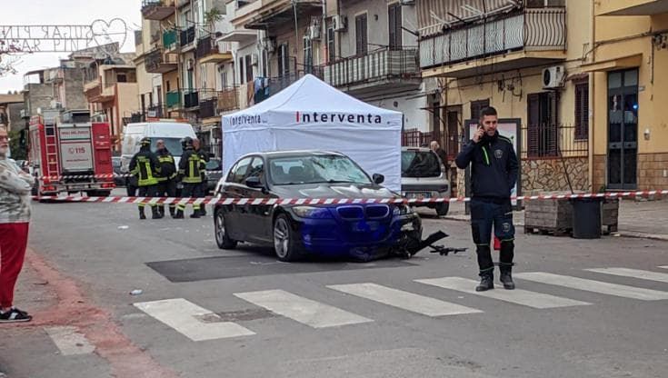 In monopattino travolto da un’auto, muore giovane del Ghana