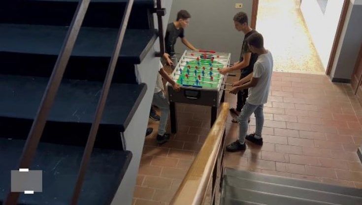 Genova, calciobalilla e coltelli: i migranti minori soli tra speranze e tensioni. Parlano gli operatori che li seguono