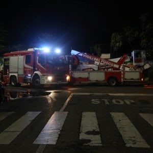 Raffiche di vento forte a Milano e in provincia: alberi caduti e tetti scoperchiati per il maltempo