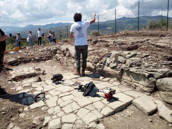 Il santuario, le statue, il teatro: nel Messinese viene alla luce la città greca di Halaesa