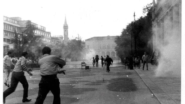 Valerio Varesi, il nuovo libro sui morti di Reggio Emilia: “Racconto l’Italia del 1960”