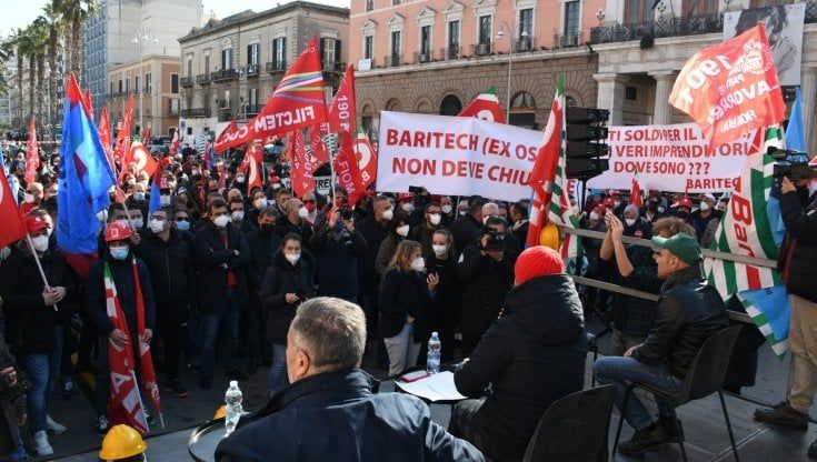 Bari, lavoratori in piazza: tremila posti a rischio. "È un punto di non ritorno. Bisogna avviare un patto sociale per l'occupazione"