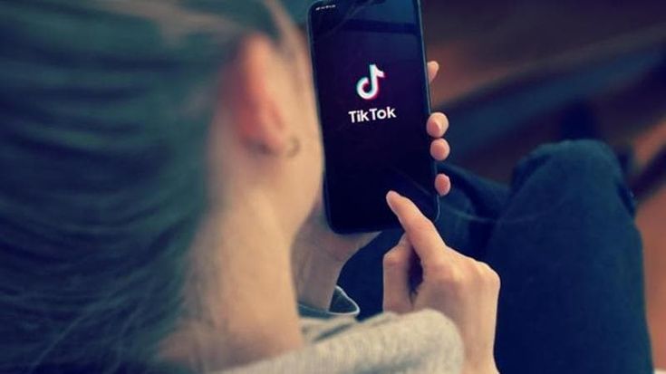 Trappola sui social, otto bambine adescate e ricattate su TikTok