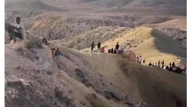 Donne lasciate a partorire nel deserto tunisino, bimbi senza acqua nè cibo. L’appello di Zaki: “Basta espulsioni collettive”