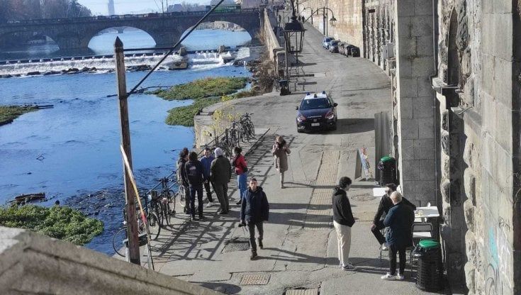 Ragazzo colpito da una bicicletta lanciata dai Murazzi: è grave