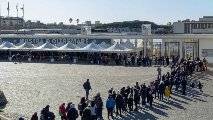 Vaccini, la carica dei bambini in fila alla Mostra d'Oltremare a Napoli