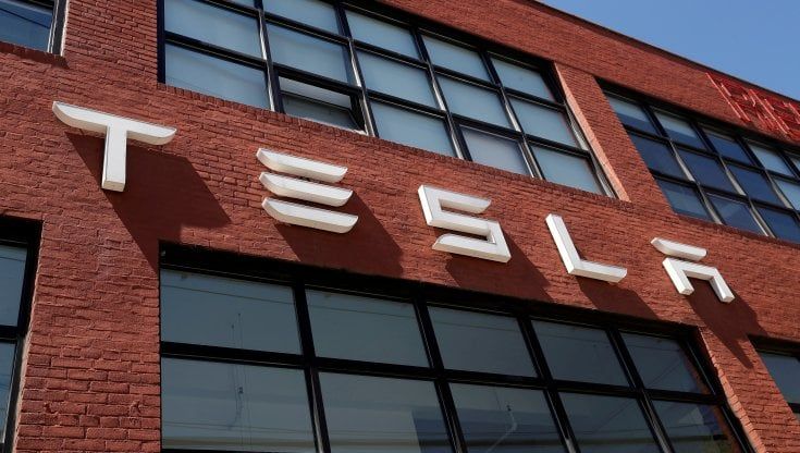Tesla condannata a pagare 137 milioni per abusi razzisti in Usa