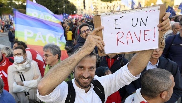 Piazza per la pace a Roma, le battute al governo sul dl anti-rave: "Siamo più di 50..."