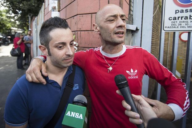 Ciro Esposito, davanti all'obitorio l'abbraccio tra il tifoso del Napoli e quello della Roma