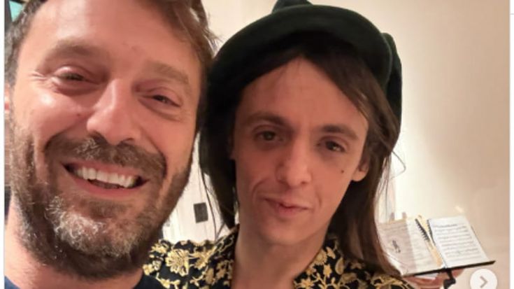 Cremonini fa indossare a Lucio Corsi la giacca di Freddie Mercury: “Io non ci entro!”