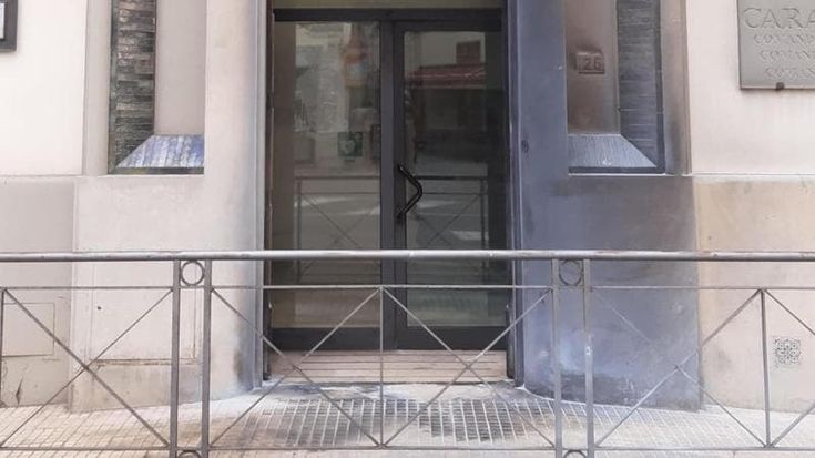 Incendio alla caserma dei carabinieri, fermato un 30enne: era ai domiciliari per un attentato all’Av