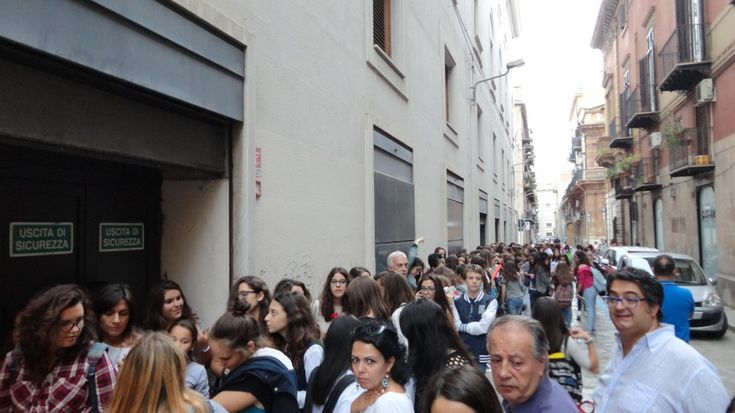 Michele Bravi, assedio alla Mondadori per il firmacopie