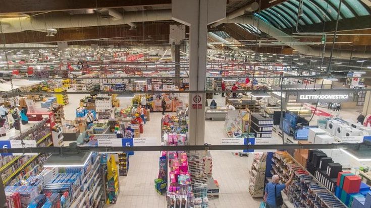 Ferragosto al lavoro, la Filcams Cgil: “Rivedere le aperture festive”