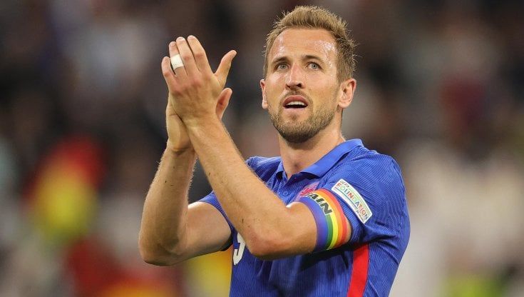 Italia-Inghilterra, capitan Kane con la fascia arcobaleno: ma per averla in Qatar ci vorrà l'ok della Fifa